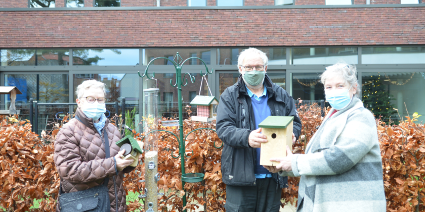 Natuurpunt schenkt een vogelvoederpakket aan woonzorgcentrum Sint Vincentius